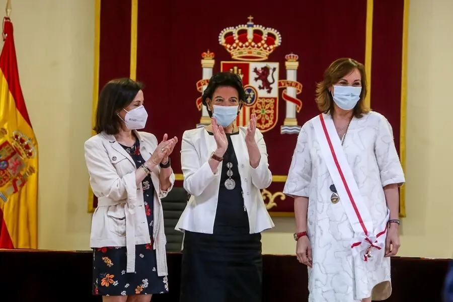 La ministra de Defensa, Margarita Robles, la ministra de Educaci&oacute;n y FP, Isabel Cela&aacute;, y la secretaria general de FP, Clara Sanz, en el acto de firma del Acuerdo para la FP y el Empleo de los militares de Tropa y Mariner&iacute;a
