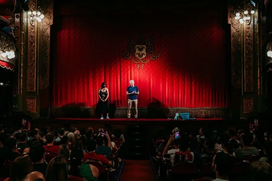 El director del Teatro Lara, Antonio Fuentes, y la gerente, Violeta Ferrer, dando la bienvenida al p&uacute;blico asistente el d&iacute;a de la reapertura