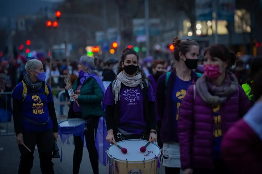 Archivo - Varias mujeres en una concentraci&oacute;n con motivo del D&iacute;a Internacional de la Mujer el 8 de marzo en el Paseo de Gracia de Barcelona