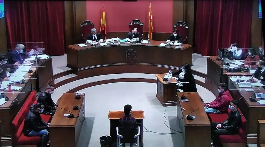 Archivo - Segunda sesi&oacute;n del juicio a 'la manada de Sabadell' por una violaci&oacute;n m&uacute;ltiple en 2019, en la Audiencia de Barcelona el pasado 7 de abril de este a&ntilde;o