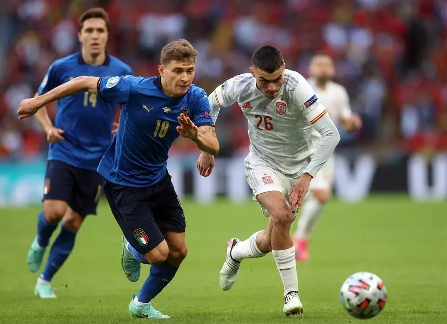 Nicolo Barella de Italia en acci&oacute;n contra Pedri de Espa&ntilde;a (R) durante la semifinal de la UEFA EURO 2020 entre Italia y Espa&ntilde;a en Londres, Gran Breta&ntilde;a, 06 de julio de 2021. (Italia, Espa&ntilde;a, Reino Unido, Londres) EFE