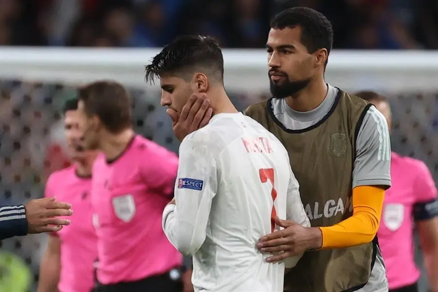 El portero de la selecci&oacute;n espa&ntilde;ola de f&uacute;tbol, Robert S&aacute;nchez (d), anima a &Aacute;lvaro Morata al t&eacute;rmino del partido de semifinales de la Eurocopa 2020 entre Espa&ntilde;a e Italia disputado este martes en el estadio de Wembley, en Londres. EFE/Kiko Huesca