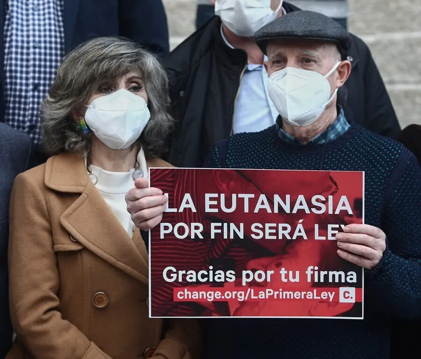 Archivo - &Aacute;ngel Hern&aacute;ndez, que ayud&oacute; a morir a su mujer enferma, Mar&iacute;a Jos&eacute; Carrasco, junto a la secretaria de Sanidad de la Ejecutiva Federal del PSOE, Mar&iacute;a Luisa Carcedo.