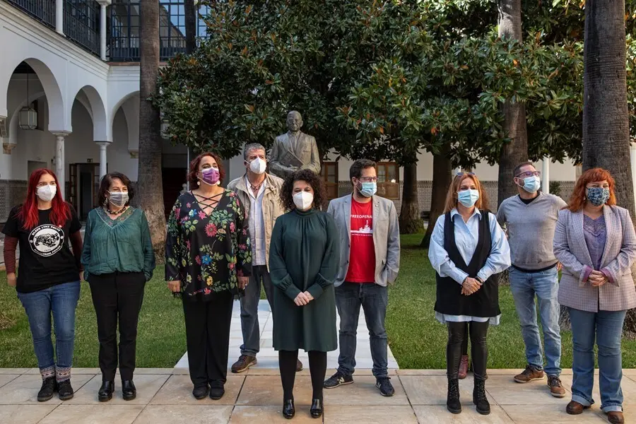 Archivo - La diputada de Adelante Maribel Mora (c), que ha ejercido como portavoz del colectivo de diputados expulsados, atiende a los medios de comunicaci&oacute;n para anunciar la presentaci&oacute;n de un recurso de amparo ante el Tribunal Constitucional (TC) contra