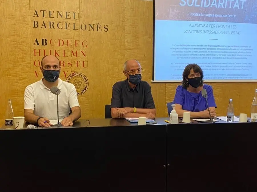 El vicepresidente de &Ograve;mnium Cultural, Marcel Mauri; el presidente de la Caixa de Solidaritat, Pep Cruanyes, y la presidenta de la ANC, Elisenda Paluzie