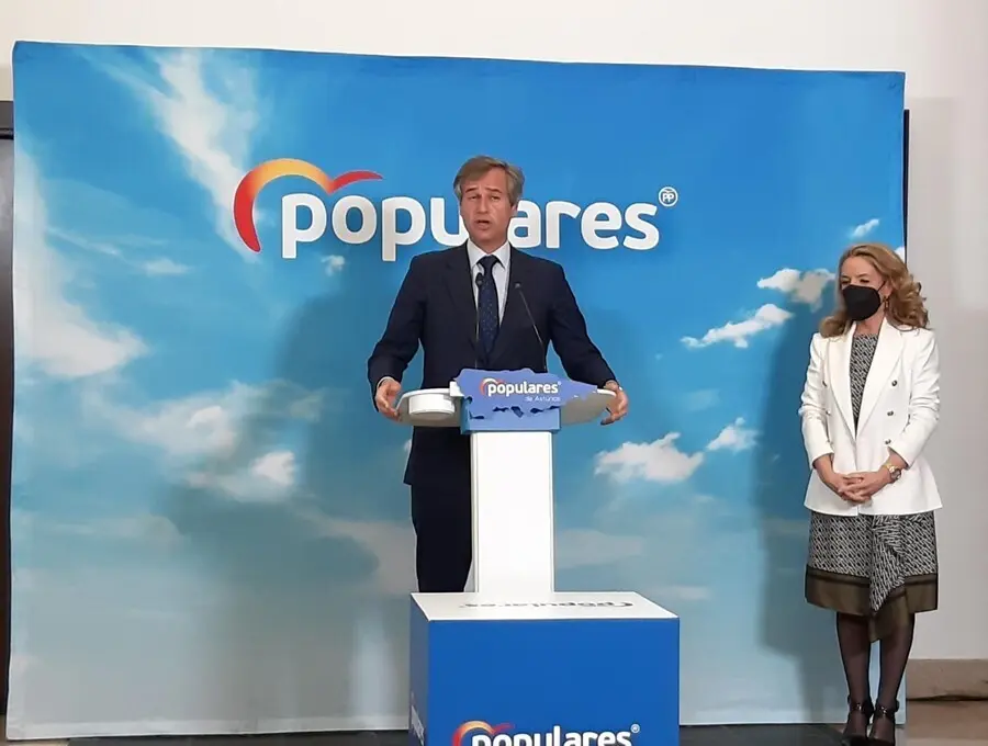 Archivo - El vicesecretario de Pol&iacute;tica Territorial del PP, Antonio Gonz&aacute;lez Terol, y la presidenta del PP de Asturias, Mar&iacute;a Teresa Mallada, durante una comparecencia ante los medios de comunicaci&oacute;n en Gij&oacute;n