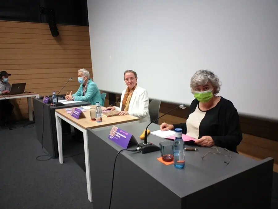 La consejera Educaci&oacute;n del Principado , Carmen Su&aacute;rez, la catedr&aacute;tica en Filosof&iacute;a  Amelia Valc&aacute;rcel, y la alcaldesa de Gij&oacute;n. Ana Gonz&aacute;lez, en la inauguraci&oacute;n de la XVIII Escuela Feminista 'Rosario Acu&ntilde;a', en la antigua Escuela de Comercio de Gij&oacute;n
