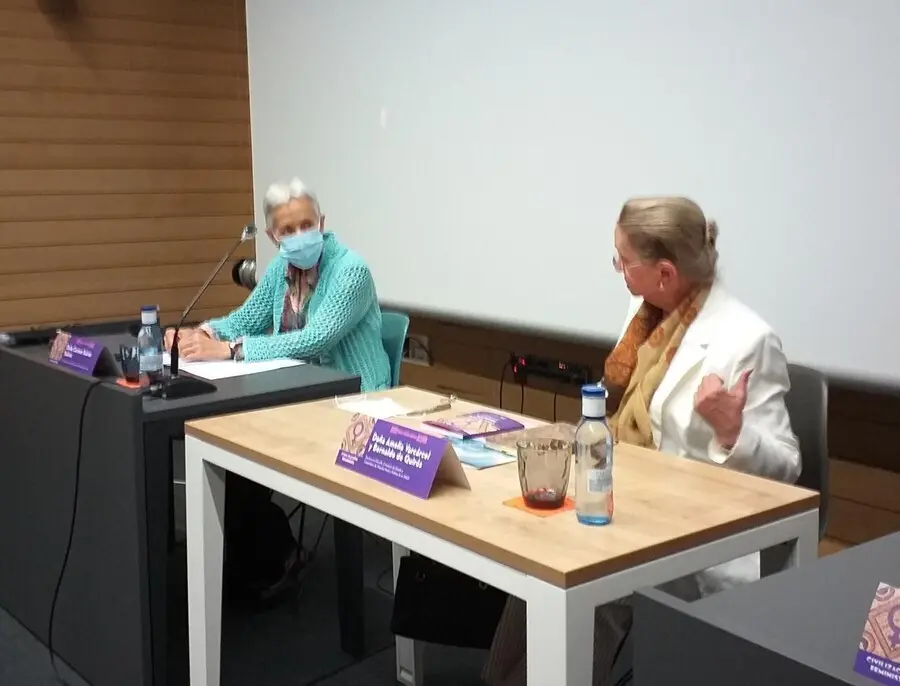 La consejera de Educaci&oacute;n del Principado de Asturias, Carmen Su&aacute;rez, y la catedr&aacute;tica de Filosof&iacute;a Amelia Valc&aacute;rcel, momentos antes de la inauguraci&oacute;n de la XVIII Escuela Feminista Rosario Acu&ntilde;a, en la antigua Escuela de Comercio de Gij&oacute;n