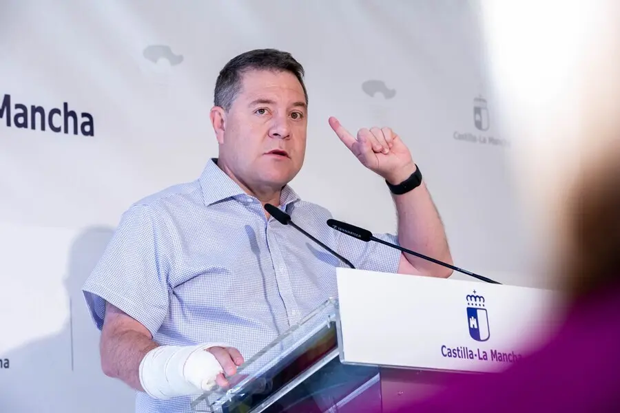 El presidente de Castilla-La Mancha, Emiliano Garc&iacute;a-Page, inaugura en Osa de la Vega (Cuenca), el gimnasio del Colegio Rural Agrupado Air&eacute;n.