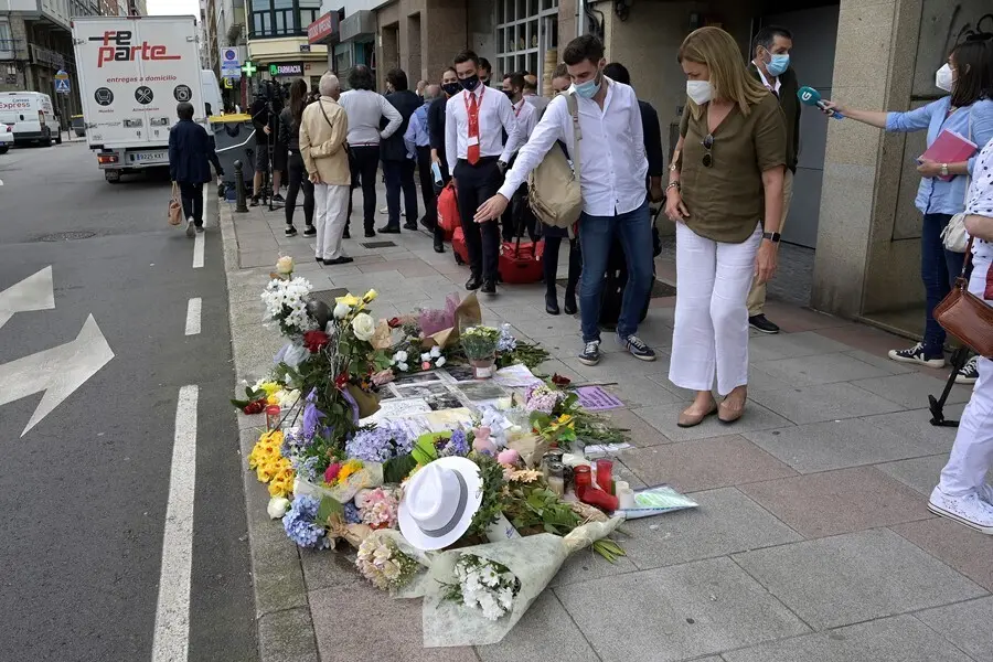 Varias personas observan el altar colocado en la acera donde fue golpeado Samuel, el joven asesinado en A Coru&ntilde;a el pasado s&aacute;bado 3 de julio, a 6 de julio de 2021, en A Coru&ntilde;a, Galicia, (Espa&ntilde;a). Familiares, amigos, y vecinos han organizado este altar com