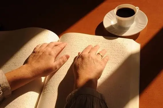 Archivo - Persona ciega, ciego, braille