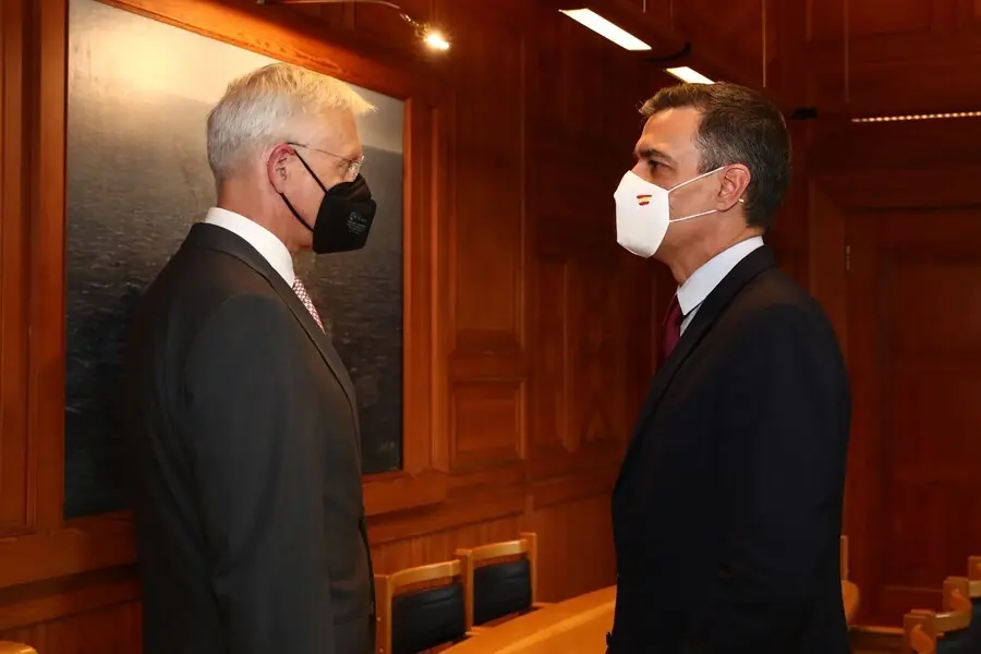 El presidente del Gobierno, Pedro S&aacute;nchez, y el primer ministro de Letonia, Arturs Krisjanis Karins