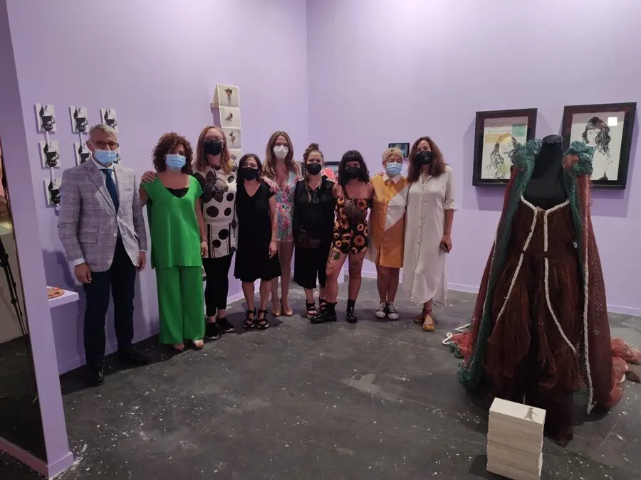 La presidenta de la Diputaci&oacute;n de Huelva, Mar&iacute;a Eugenia Lim&oacute;n, junto a miembros del proyecto 'Feminario', en ARCOMadrid.