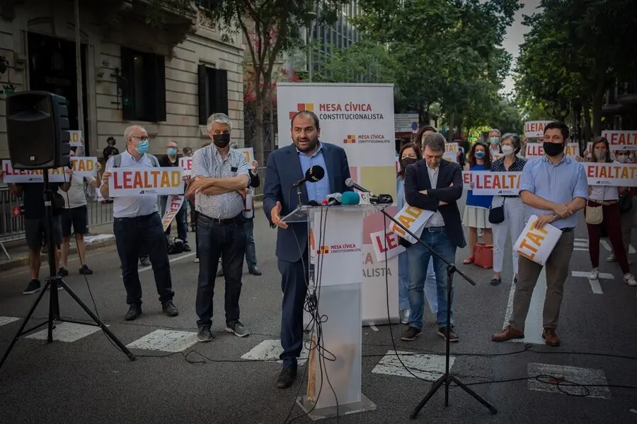 El presidente de la Sociedad Civil Catalana, Fernando S&aacute;nchez Costa, interviene durante una concentraci&oacute;n convocada contra los indultos a los independentistas encarcelados por el proc&eacute;s, a 8 de junio de 2021, ante la Delegaci&oacute;n del Gobierno, en Barcelona,