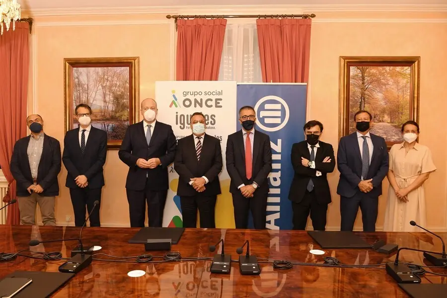 Fundaci&oacute;n ONCE y Allianz Seguros en la firma del acuerdo integral de colaboraci&oacute;n