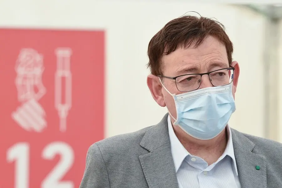 Archivo - El presidente de la Generalitat Valenciana, Ximo Puig, durante una visita al hospital auxiliar de La Fe, en Valencia, Comunidad Valenciana (Espa&ntilde;a), a 14 de marzo