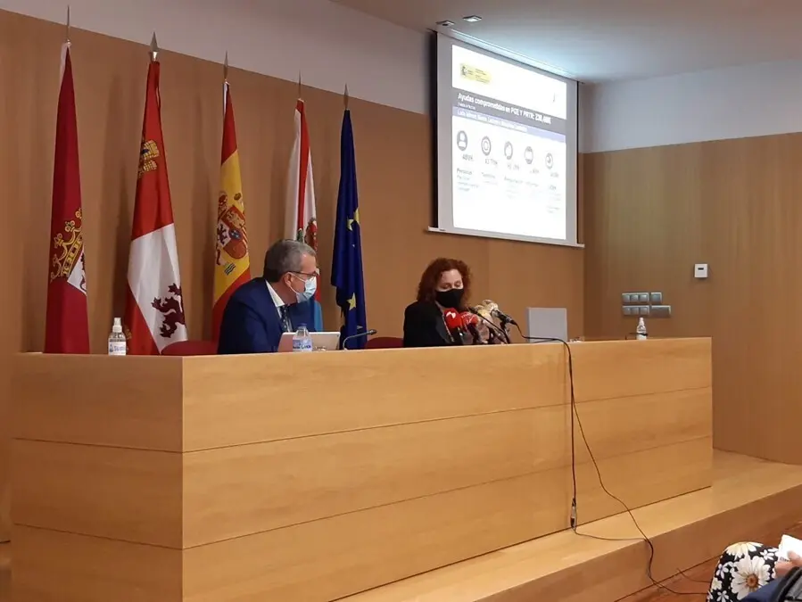La directora del Instituto para la Transici&oacute;n Justa (ITJ), Laura Mart&iacute;n, junto al secretario general para el Reto Demogr&aacute;fico, Francisco Boya, en su visita este mi&eacute;rcoles a la CIUDEN.