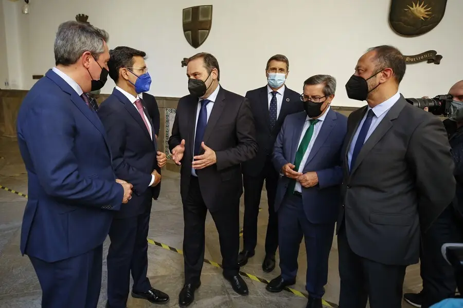 El Ministro Jos&eacute; Luis &Aacute;balos visita a Francisco Cuenca tras ser elegido nuevo alcalde de la ciudad.