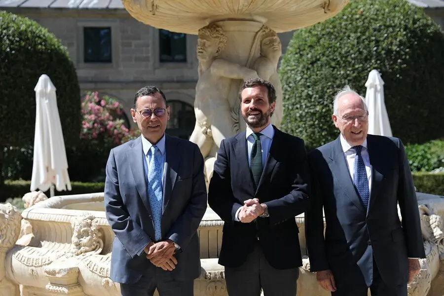 El exgobernador del Banco de Espa&ntilde;a  Jaime Caruana; el l&iacute;der del PP, Pablo Casado, y el presidente de la Real Academia de Jurisprudencia y Legislaci&oacute;n, Manuel Pizarro, en la segunda jornada de los cursos de verano del PPE. En Madrid, a 7 de julio de 2021.