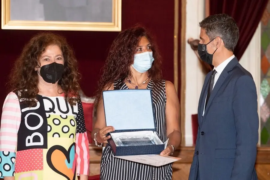 El alcalde de Alcal&aacute; de Henares, Javier Rodr&iacute;guez Palacios, entrega el Premio Cervantes Chico 2020