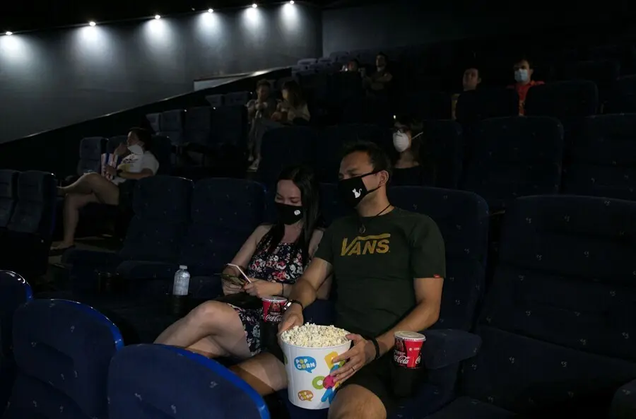 Archivo - Una pareja en una sala de cine 