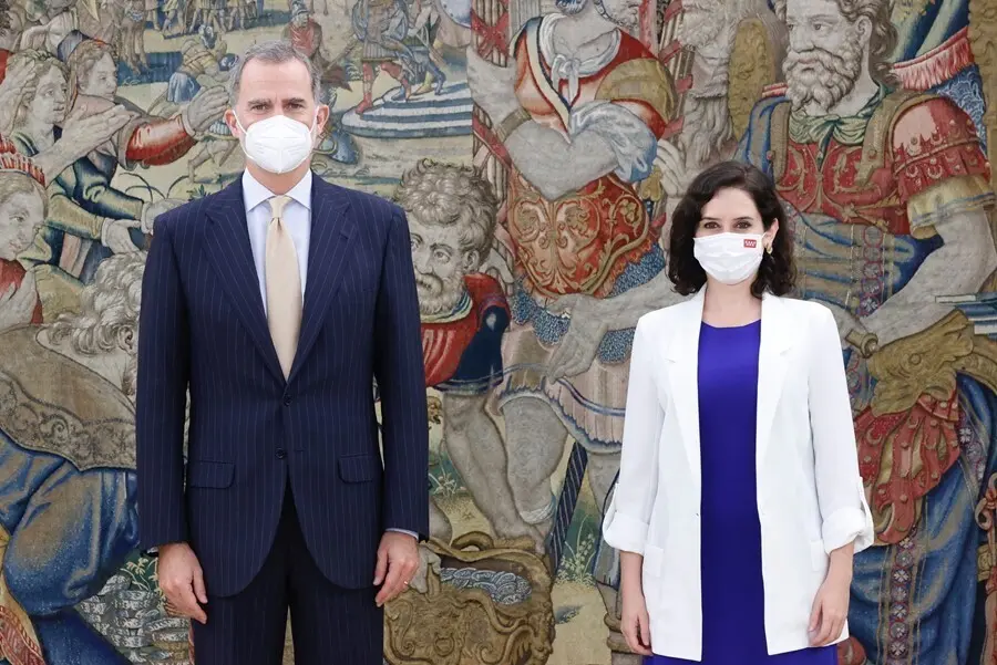 El Rey Felipe VI recibe a la presidenta de Madrid, Isabel D&iacute;az Ayuso, en el palacio de la Zarzuela