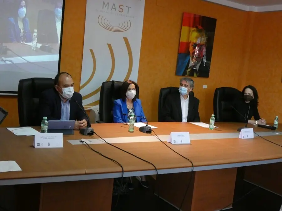 La ministra de Defensa, Margarita Robles, inaugura un curso de verano de la UNED.