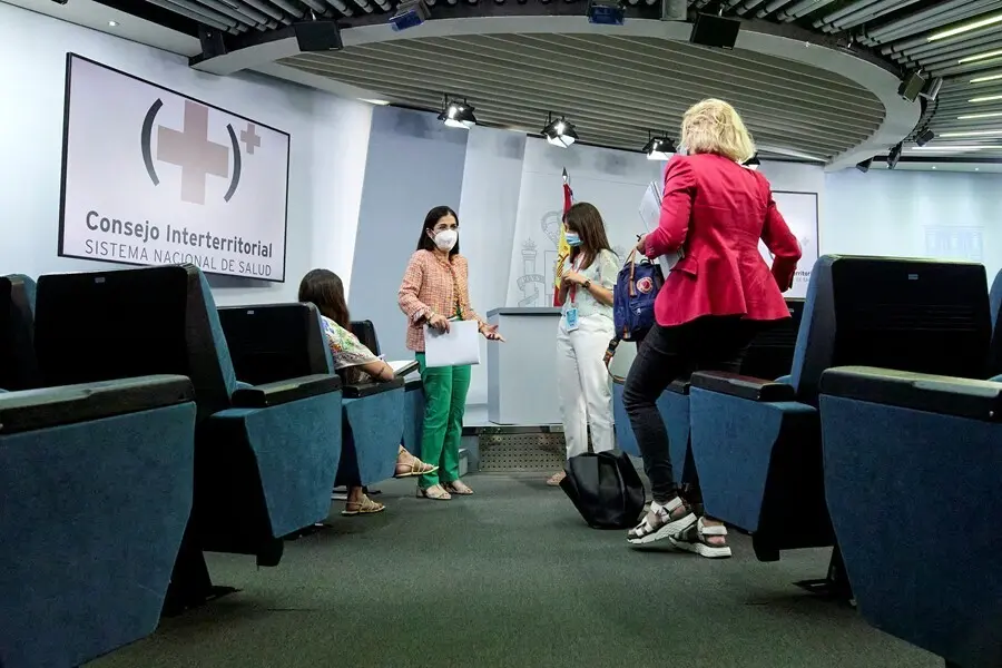 La ministra de Sanidad, Carolina Darias (i), a su salida de la rueda de prensa posterior al Consejo Interterritorial de Salud, a 7 de julio de 2021, en Madrid (Espa&ntilde;a). 