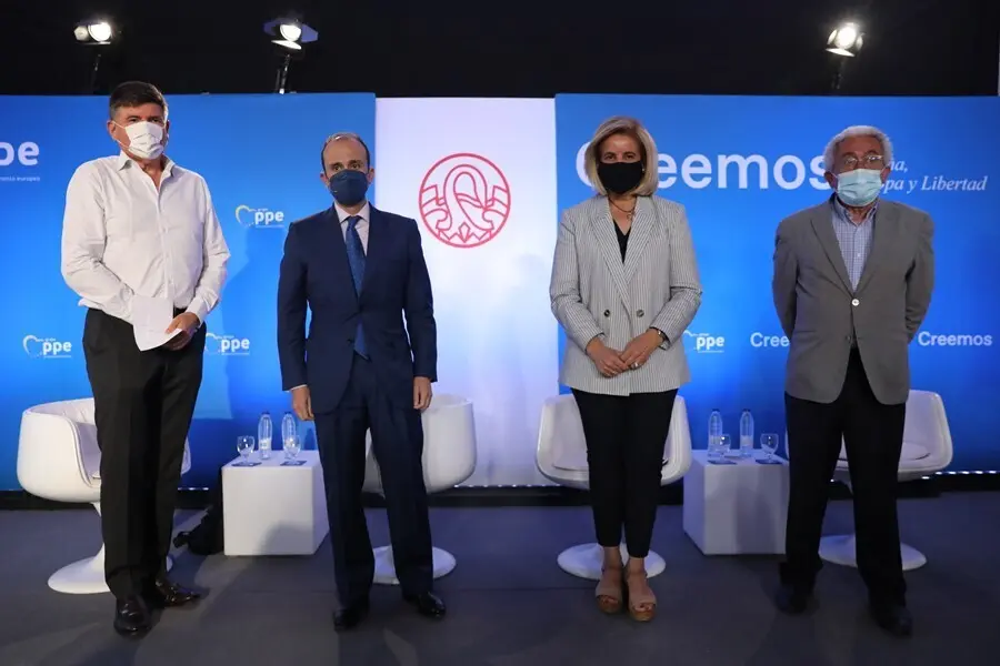 La exministra de Empleo, F&aacute;tima B&aacute;&ntilde;ez, y los exministros de Trabajo Manuel Pimentel y Juan Carlos Aparicio, en un curso del Grupo del PPE. En San Lorenzo de El Escorial (Madrid), a 7 de julio de 2021.