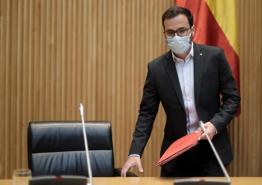 El ministro de Consumo, Alberto Garz&oacute;n, a su llegada a una Comisi&oacute;n de Sanidad y Consumo en el Congreso, a 16 de junio de 2021, en la Sala Ernest Lluch del Congreso de los Diputados, Madrid, (Espa&ntilde;a). 
