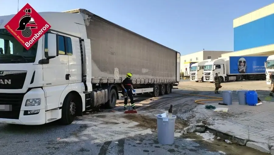 Vertido de gasoil de un cami&oacute;n