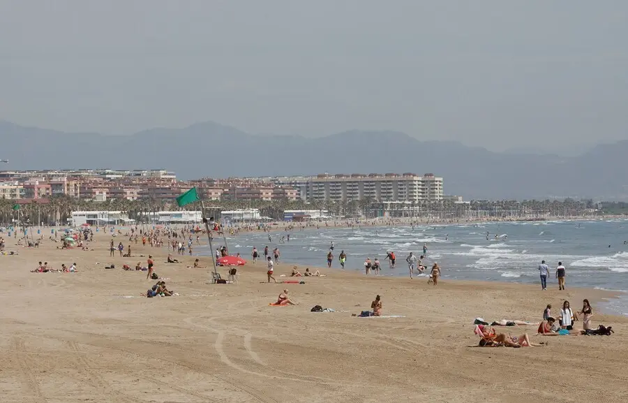 Archivo - Ba&ntilde;istas en la Playa de la Malvarrosa, en Valencia, Comunitat Valenciana (Espa&ntilde;a)