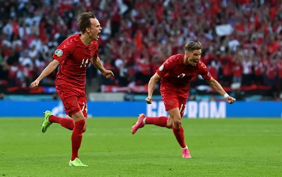 Mikkel Damsgaard of Denmark (L) celebrates scoring the 1-0 during the UEFA EURO 2020 semi final between England and Denmark in London, Britain, 07 July 2021. (Dinamarca, Reino Unido, Londres) EFE