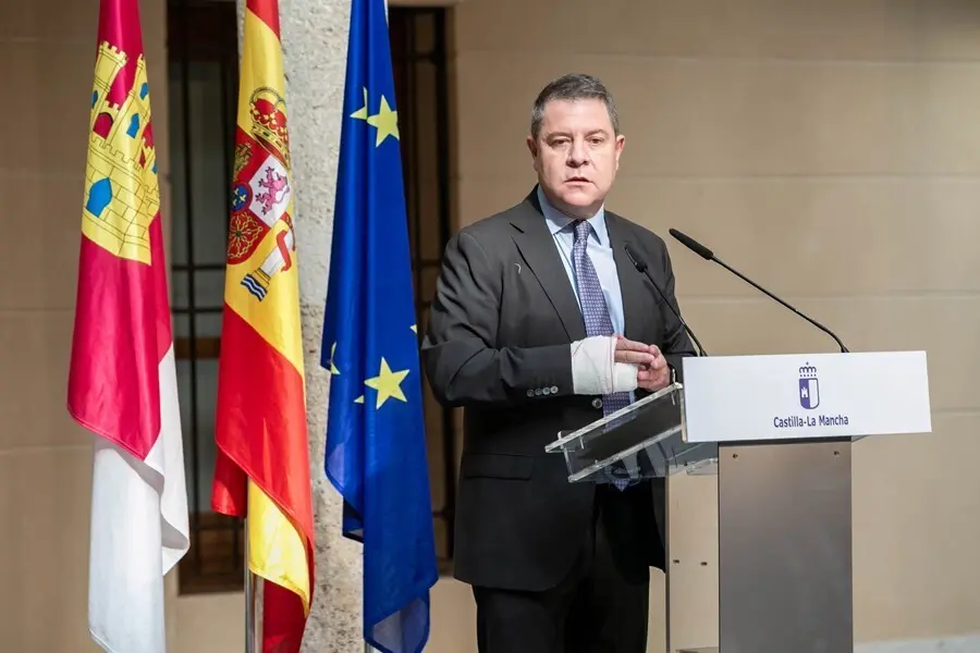 El presidente regional, Emiliano Garc&iacute;a-Page, presenta la nueva flota de ambulancias del Servicio de Salud de Castilla-La Mancha (SESCAM) del Grupo de Empresas &acute;San Rom&aacute;n&acute;.