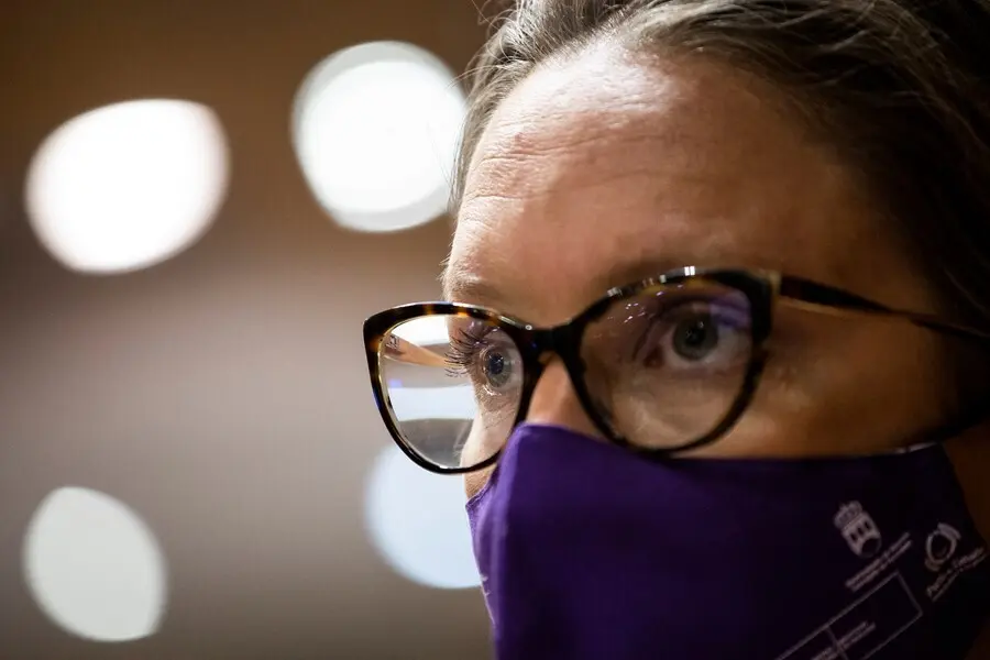 La portavoz de Unidas Podemos en la Asamblea de Madrid, Carolina Alonso, durante la presentaci&oacute;n del manifiesto.