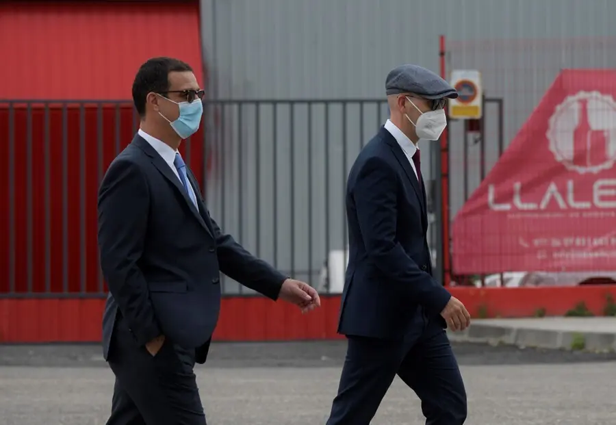 Los mossos Carlos de Pedro (i) y Xavier Goicoechea (d) a su llegada a la Audiencia Nacional para declarar en el juicio por ir con el expresidente de la Generalitat Carles Puigdemont en el momento de su detenci&oacute;n en Alemania, a 6 de julio de 2021, en San F