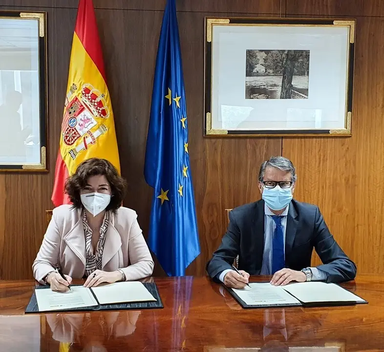 Firma del acuerdo de un sistema de alertas p&uacute;blicas por parte de la subsecretaria de Interior, Isabel Goicoechea, y el secretario de Estado de Telecomunicaciones e Infraestructuras Digitales, Roberto S&aacute;nchez