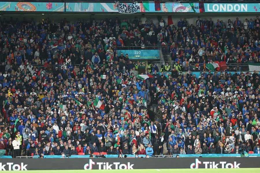 Aficionados italianos durante el partido de semifinales de la Eurocopa 2020 entre Espa&ntilde;a e Italia que disputan este martes en el estadio de Wembley, en Londres. EFE/Kiko Huesca