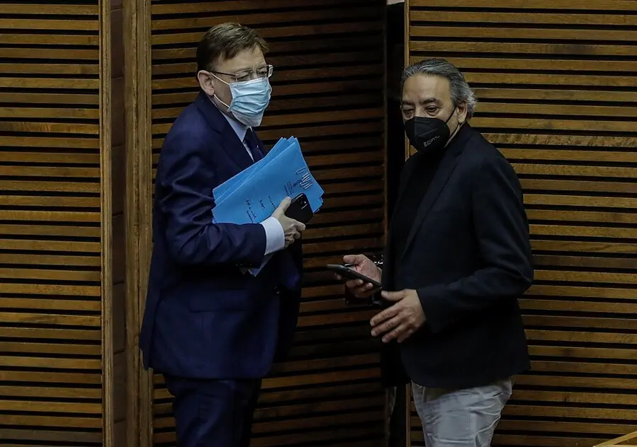 Archivo - El presidente de la Generalitat, Ximo Puig (i), y el s&iacute;ndic socialista, Manolo Mata (d), durante una sesi&oacute;n de control en Les Corts