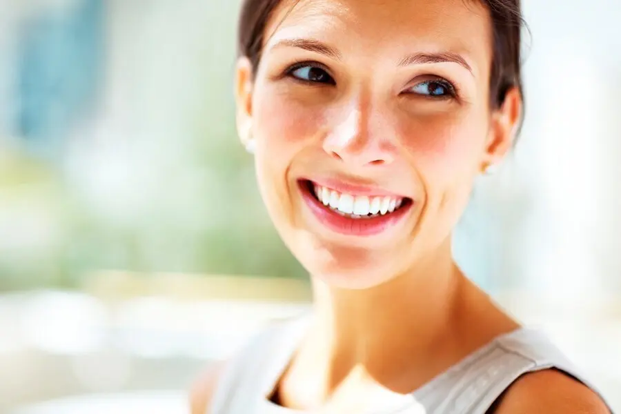 Archivo - Una mujer sonriendo