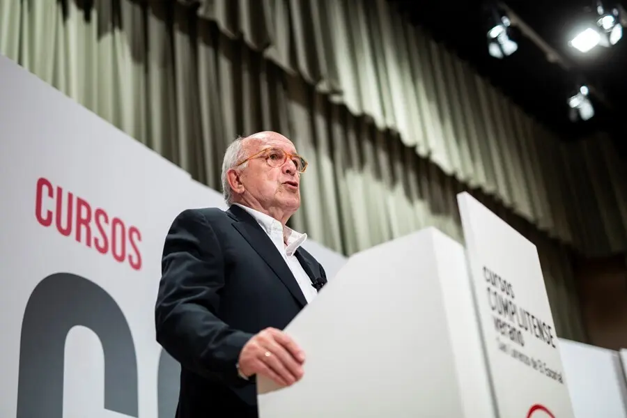 El ex vicepresidente de la Comisi&oacute;n Europea Joaqu&iacute;n Almunia imparte la conferencia &lsquo;Europa. Presente y futuro&rsquo; en el curso &lsquo;Tendencias geopol&iacute;ticas, &iquest;Hacia d&oacute;nde va Europa?&rsquo;, en los Cursos de Verano de la Universidad Complutense de Madrid. 