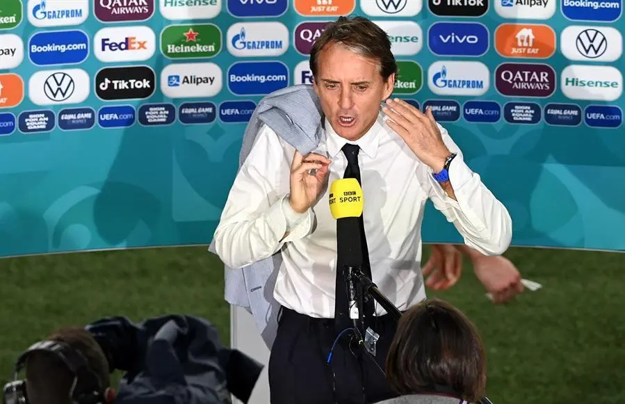 El seleccionador de Italia, Roberto Mancini (d), y Kenan Karaman (i), de Turqu&iacute;a, reaccionan durante el partido de f&uacute;tbol de la ronda preliminar del grupo A de la Eurocopa 2020 entre Turqu&iacute;a e Italia en el Estadio Ol&iacute;mpico de Roma, Italia, el 11 de junio de 2021. (Italia, Turqu&iacute;a, Roma) EFE/EPA/Ettore Ferrari / POOL