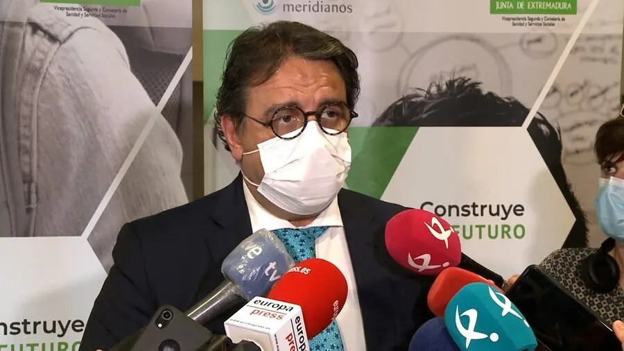 El consejero de Sanidad, Jos&eacute; Mar&iacute;a Vergeles, atiende a los medios en M&eacute;rida