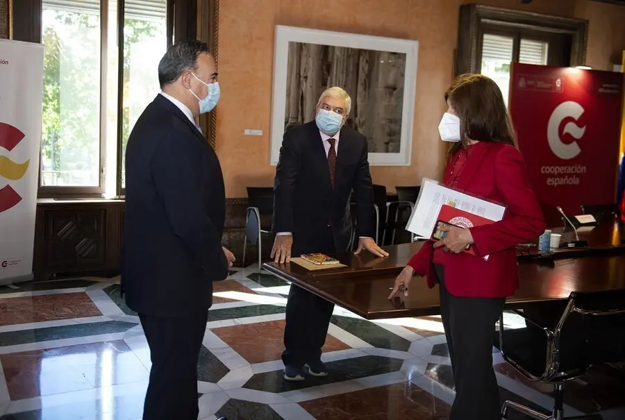El embajador de Colombia, Luis Guillermo Plata P&aacute;ez, durante su encuentro con la secretaria de Estado de Cooperaci&oacute;n Internacional, &Aacute;ngeles Moreno Bau, y con el director de la AECID, Magdy Mart&iacute;nez Solim&aacute;n
