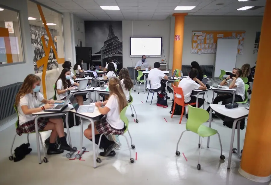 Archivo - U profesor de Matem&aacute;ticas de 4&ordm; de la ESO durante una clase impartida en el colegio SEK Ciudalcampo, en San Sebasti&aacute;n de los Reyes, Madrid.