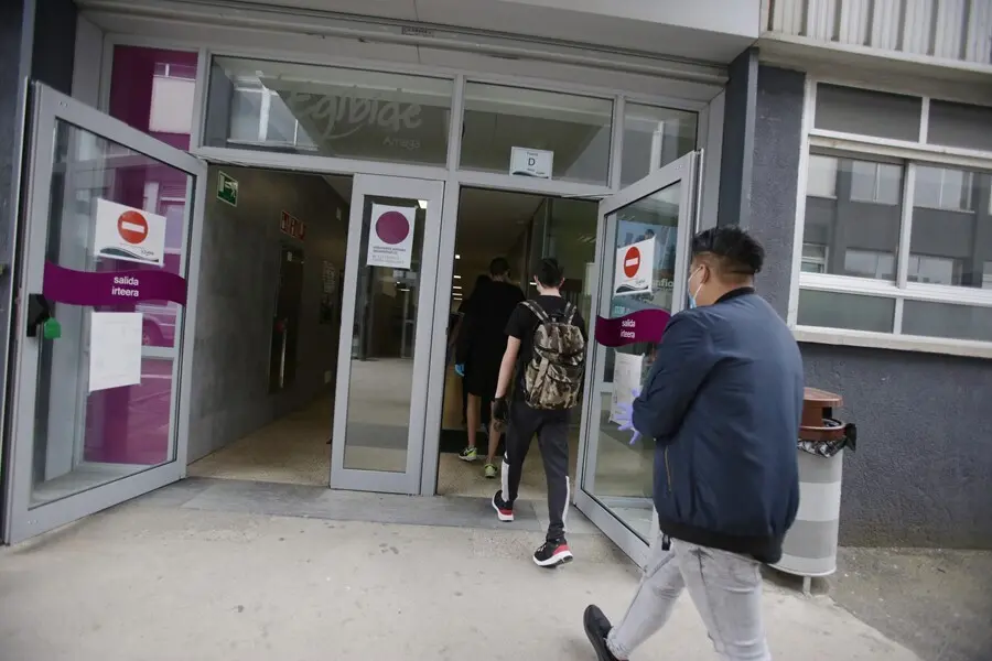 Archivo - Alumnos de un centro en Vitoria entran en las aulas tras la reapertura de las clases presenciales en el centro, en el que se imparte ESO, Bachillerato y FP