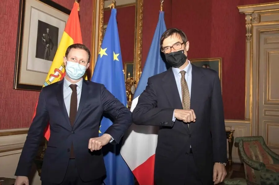 Archivo - El secretario de Estado para la UE, Juan Gonz&aacute;lez-Barba, y su hom&oacute;logo franc&eacute;s, Cl&eacute;ment Beaune