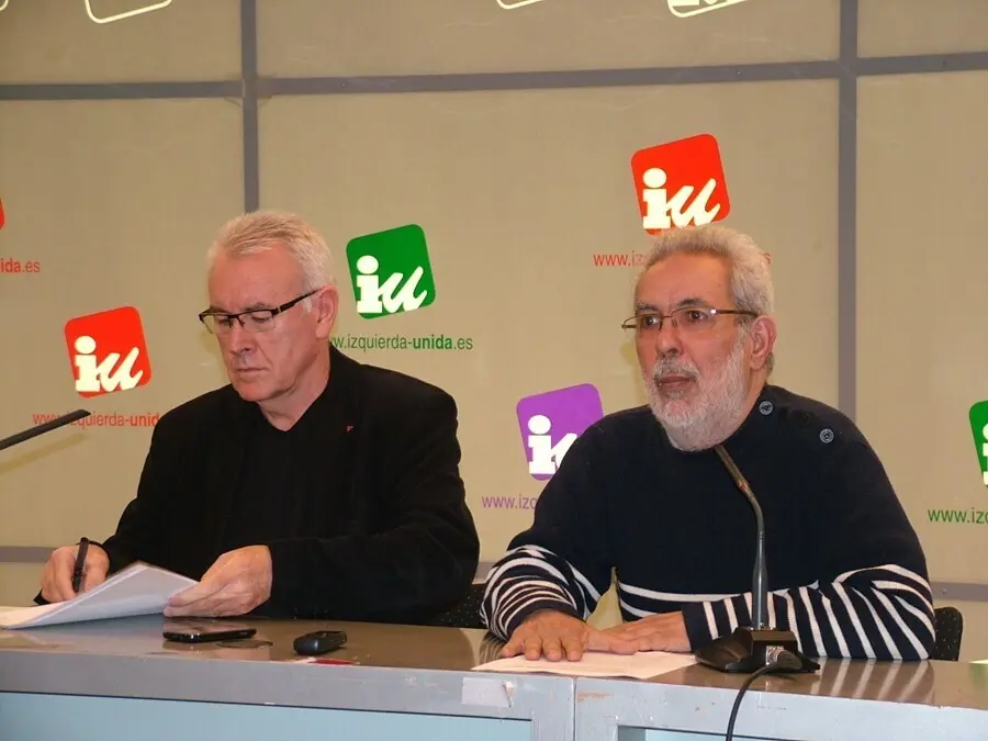 Archivo - El excoordinador federal de IU Cayo Lara y el representenante del sector cr&iacute;tico de IU Jos&eacute; Antonio Garc&iacute;a Rubio.