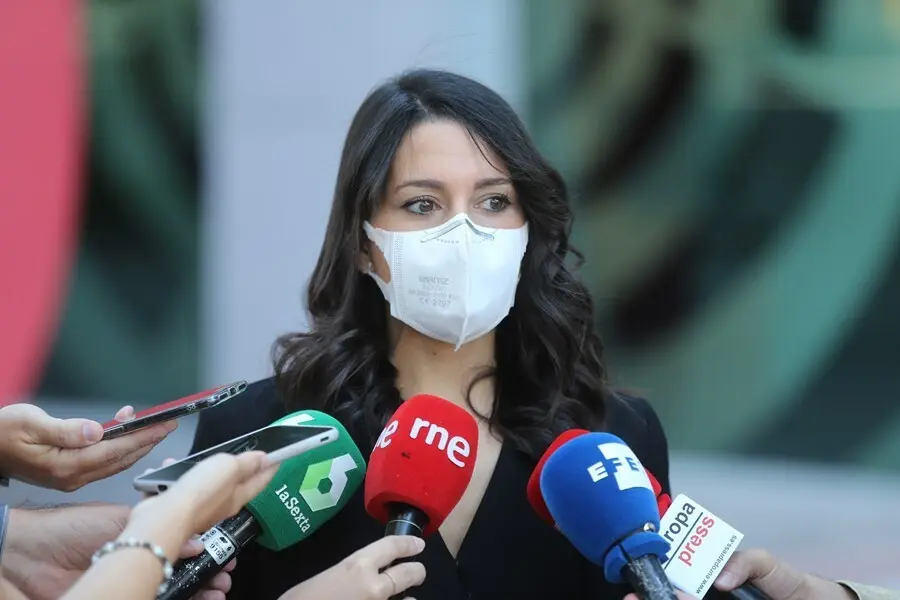 La presidenta de Ciudadanos, In&eacute;s Arrimadas, ofrece declaraciones a los medios tras una reuni&oacute;n con LaLiga en las instalaciones de la Liga Nacional de F&uacute;tbol Profesional (LFP), a 8 de julio de 2021, en Madrid (Espa&ntilde;a).