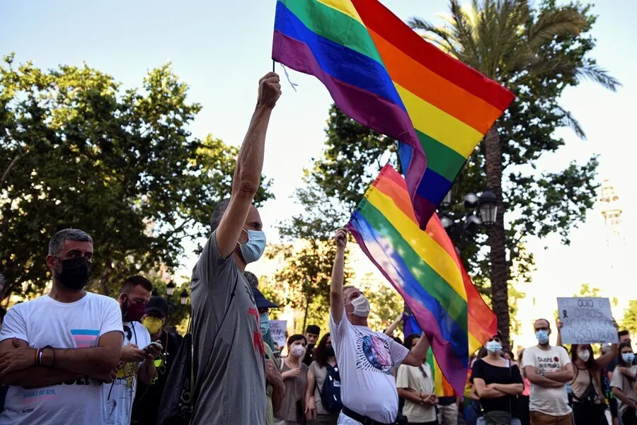 J&oacute;venes sostienen la bandera LGBTI en una manifestaci&oacute;n el pasado lunes